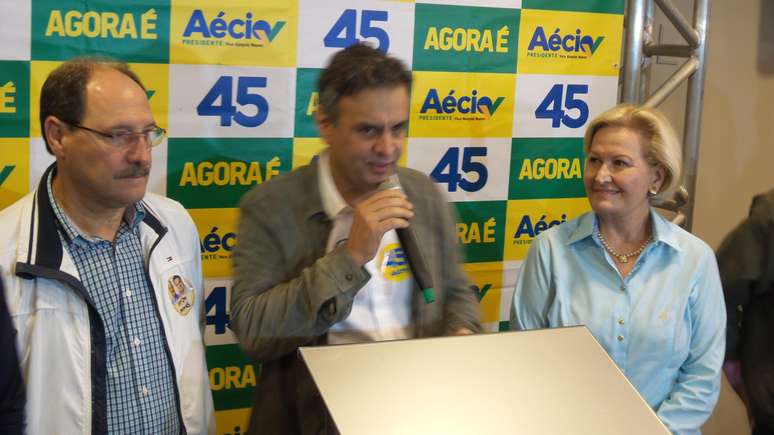 <p>Aécio durante entrevista coletiva em um hotel de luxo de Porto Alegre, neste sábado, 18 de outubro</p>