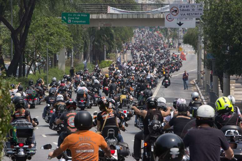 <p>Cerca de 3 mil motos desfilaram pela Ponte das Bandeiras, sentido centro, durante o Harley Days 2014, que começou na tarde deste sábado, 18 de outubro, no Sambódromo do Anhembi, Zona Norte de São Paulo</p><p> </p>