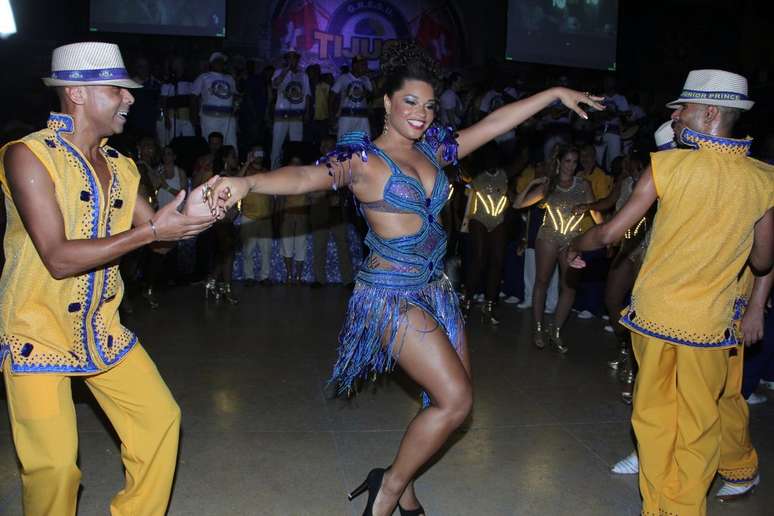 Juliana Alves sambou na Unidos da Tijuca em evento para escolher o samba enredo para o desfile do Carnaval 2015