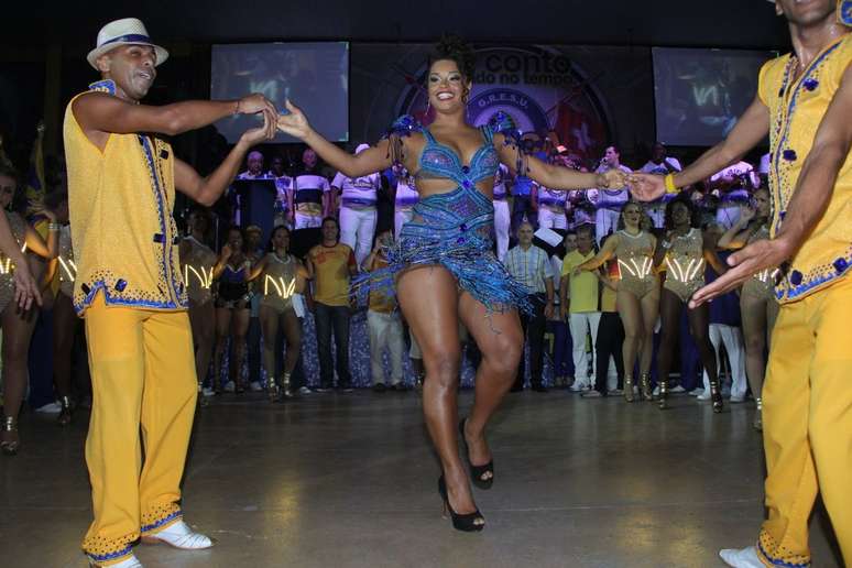 Juliana Alves sambou na Unidos da Tijuca em evento para escolher o samba enredo para o desfile do Carnaval 2015