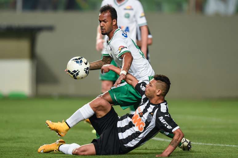 Bruno Silva e Carlos disputam bola no meio-campo