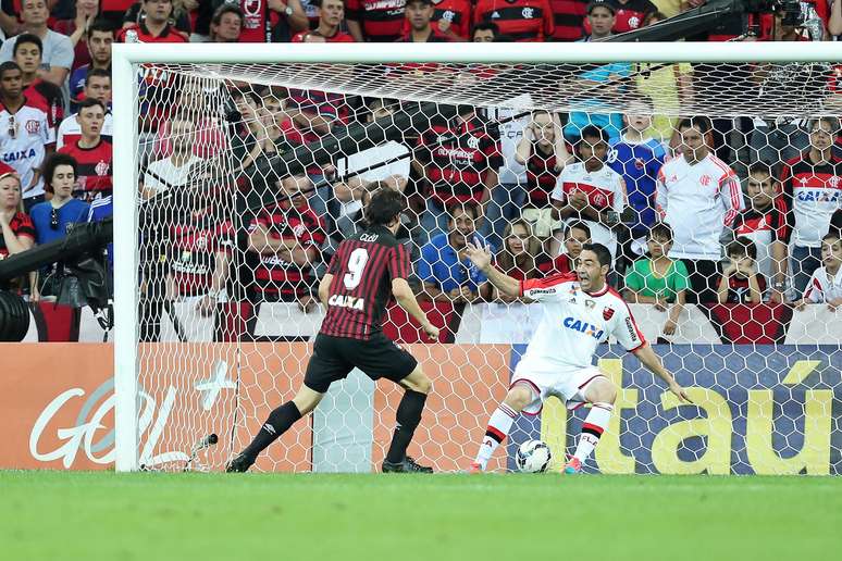 <p>O Atlético-PR venceu o Flamengo por 2 a 1 neste domingo, na Arena da Baixada, em jogo válido pela 29ª rodada do Campeonato Brasileiro</p>