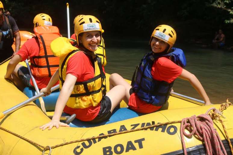 Capacetes e coletes salva-vidas são obrigatórios no rafting como medida de segurança