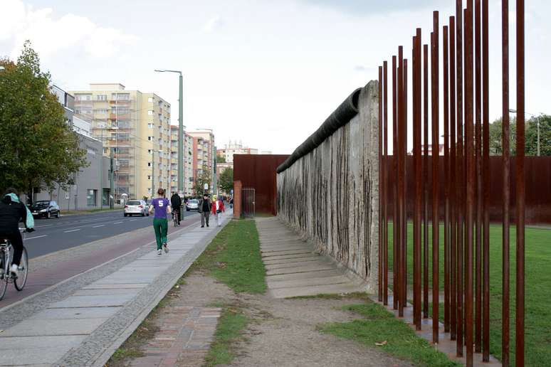 Na rua Bernauer, em Berlim, barras de ferro lembram o muro original
