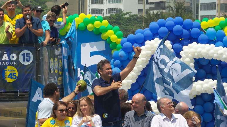 <p>Aécio estava acompanhando pela mulher, Letícia, o senador José Serra (PSDB), o ex-jogador Ronaldo Nazário, o lutador Minotauro, além de artistas</p>