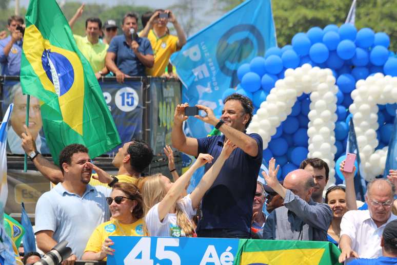 O ex-jogador de futebol Ronaldo Nazário ao lado da mãe de Aécio, Inês Maria Neves da Cunha