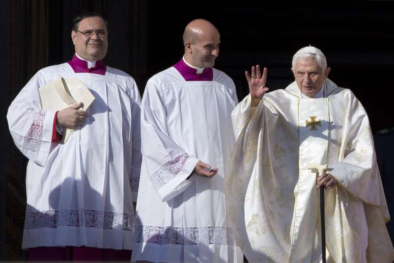 <p>O Papa Bento XVI chega à Praça de São Pedro para assistir à beatificação de Paulo VI</p>