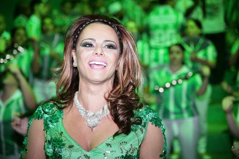 Viviane Araújo e o noivo Radamés curtiram ensaio da Mancha Verde, em São Paulo