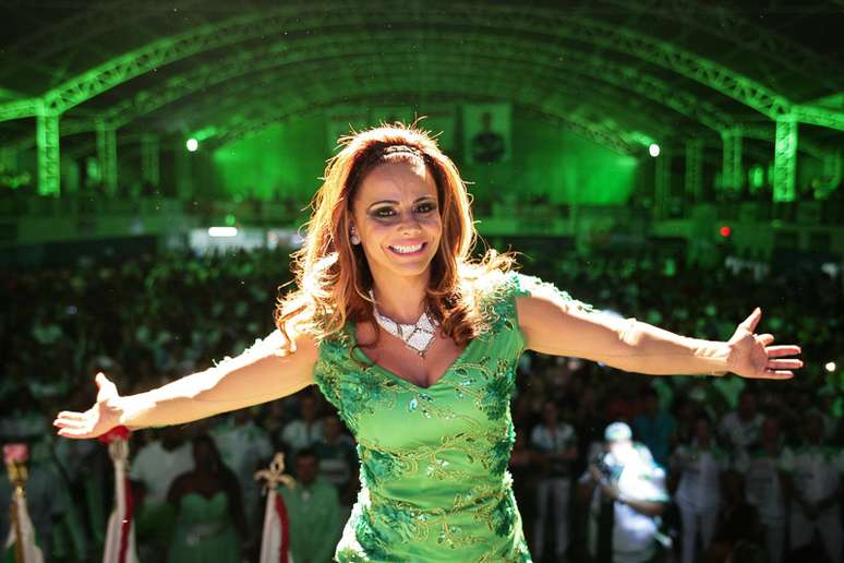 Viviane Araújo e o noivo Radamés curtiram ensaio da Mancha Verde, em São Paulo