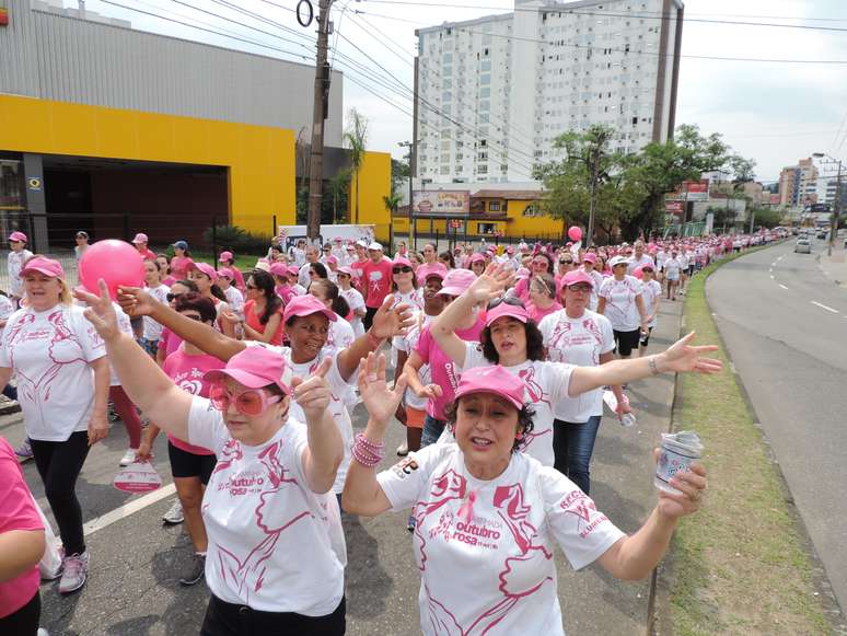 Cerca de 2 mil pessoas participaram da quarta edição da Caminhada do Outubro Rosa em Blumenau, em Santa Catarina
