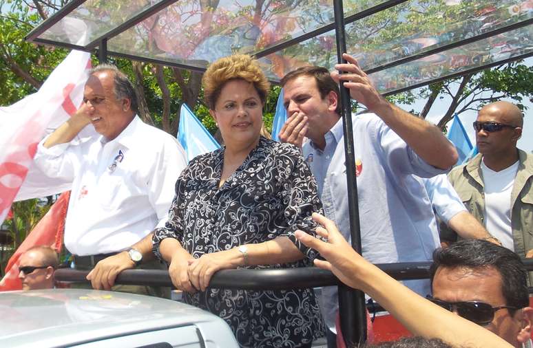 <p>Candidata à reeleição pelo PT, Dilma Rousseff participou de duas carreatas no Rio de Janeiro, nesta segunda-feira, em que apoiou os candidatos ao governo do Estado, Marcelo Crivella (PRB) e Luiz Fernando Pezão (PMDB)</p>