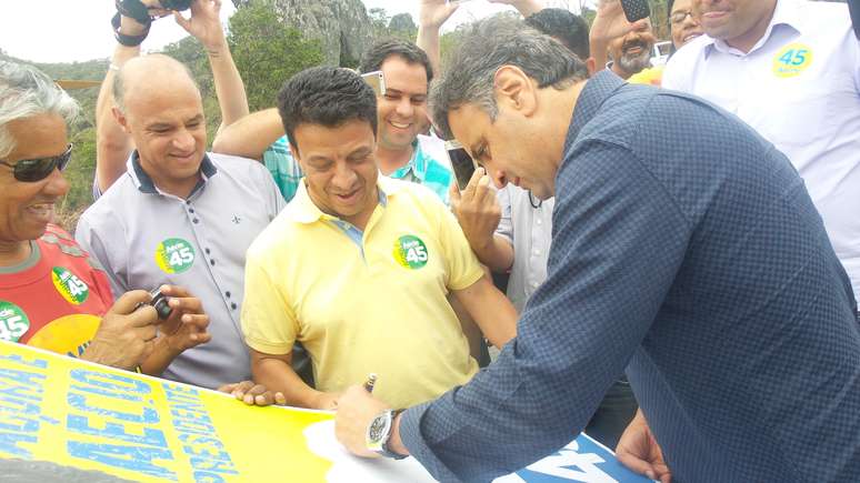 <p>O candidato do PSDB à presidência autografou um banner de um eleitor </p>