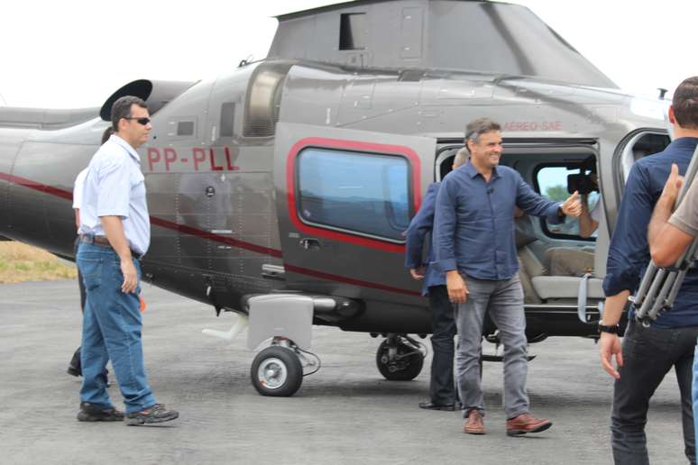 <p>O candidato chegou de helicóptero ao Santuário Nossa Senhora da Piedade com o ex-governador e senador eleito Antônio Anastasia (PSDB-MG)</p>
