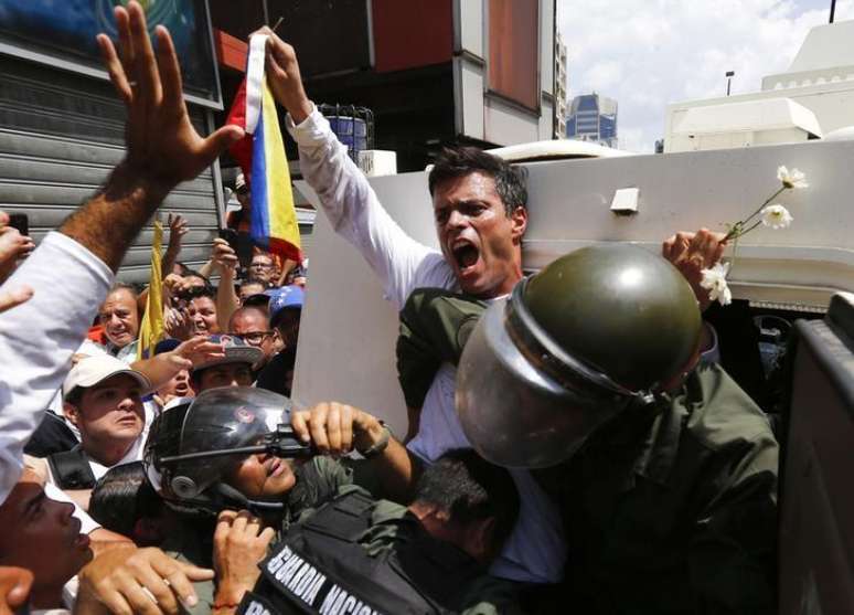 O líder opositor venezuelano Leopoldo López se entrega à Guarda Nacional em Caracas, na Venezuela, em fevereiro de 2014