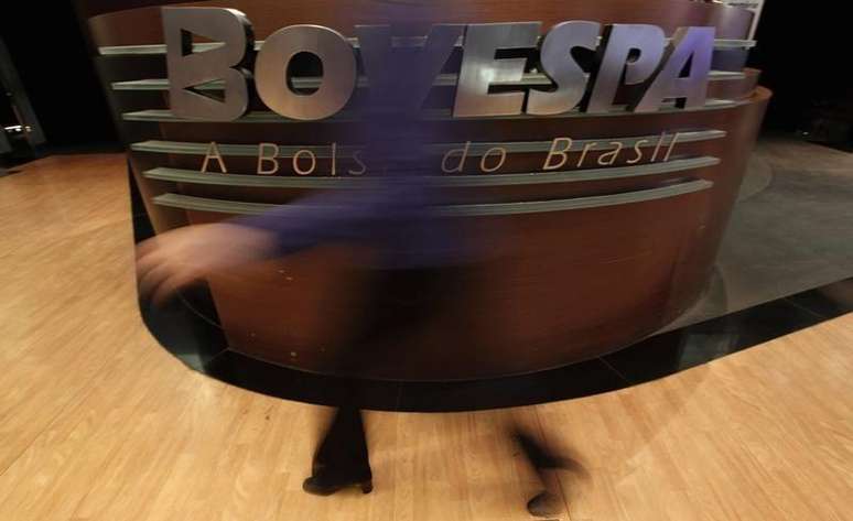 <p>Às 10h28, o Ibovespa recuava 5,54%, a 49.061 pontos, pressionado principalmente por ações de estatais como a Petrobras e por bancos</p>