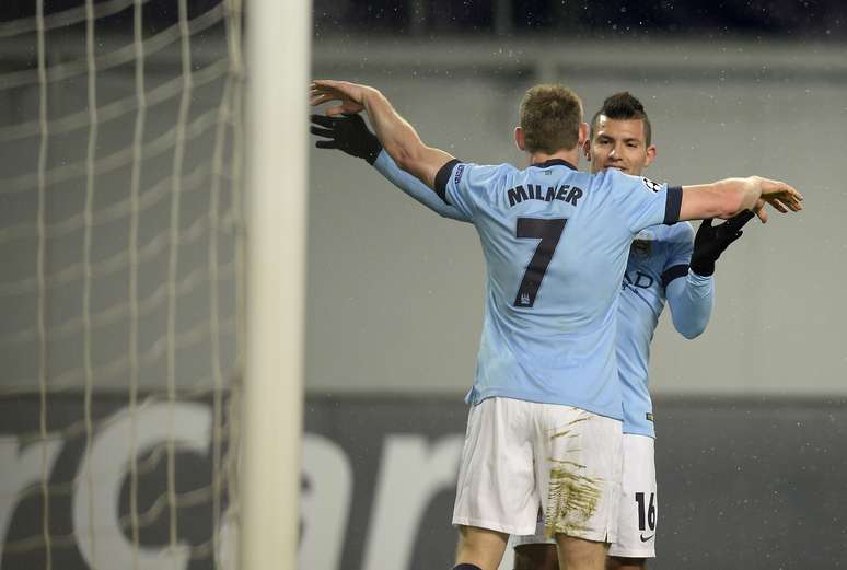 <p>Milner abraça companheiro Aguero após segundo gol do City</p>