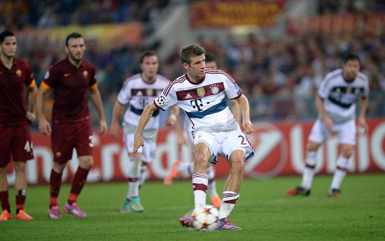 De p&ecirc;nalti, M&uuml;ller fez o quinto gol do jogo e ajudou o Bayern a manter a lideran&ccedil;a da chave