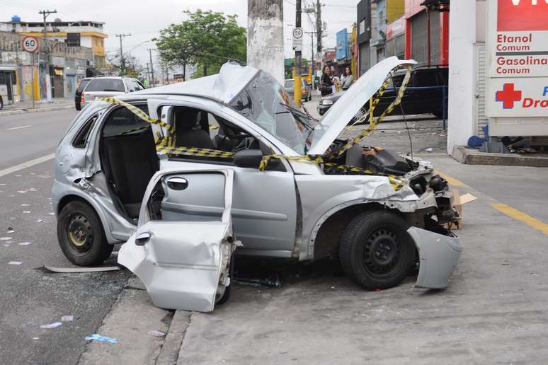 Veículo ficou bastante danificado após o acidente