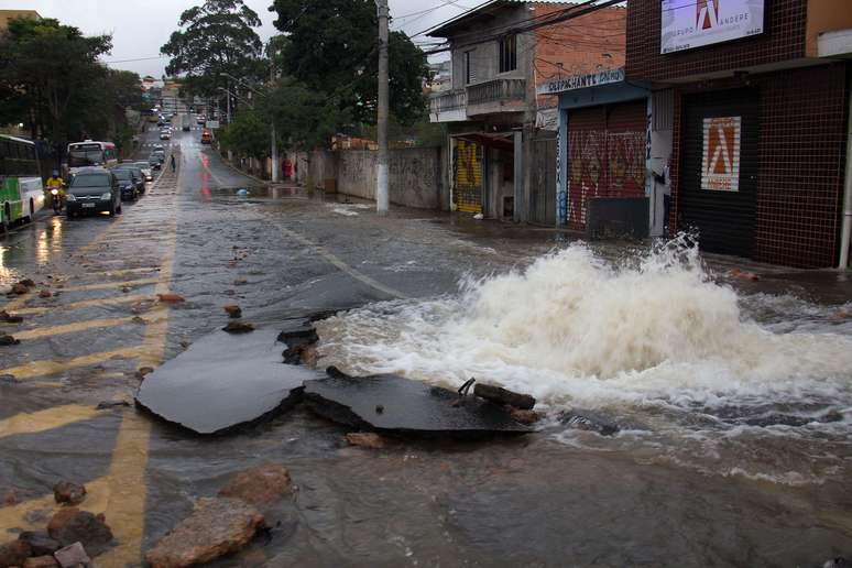 Adutora se rompeu na manhã desta terça em São Paulo