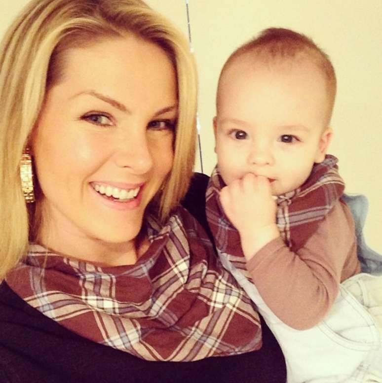 <p>Ana Hickmann combina bandana com seu filho, Alexandre Jr</p>