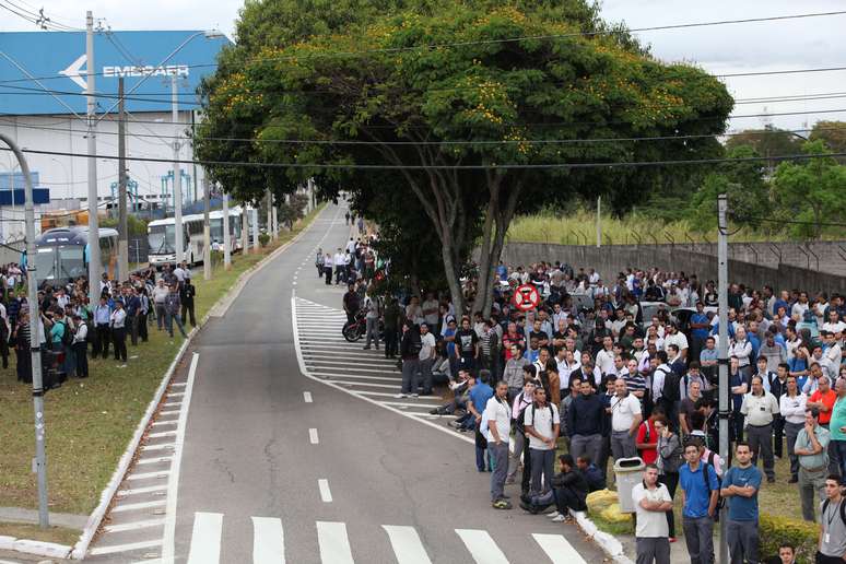Trabalhadores da fábrica da Embraer em São José dos Campos entrarem em greve de 24 horas nesta terça-feira por reajuste salarial de 10%