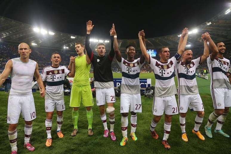 Jogadores do Bayern de Munique comemoram goleada sobre a Roma.