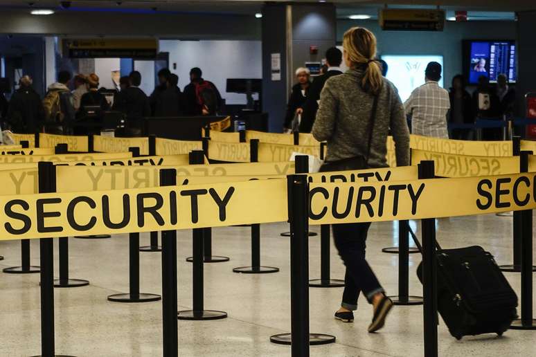 Os EUA restringiram os voos a cinco aeroportos para voos vindos de países atingidos pelo surto