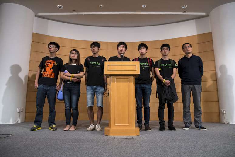 <p>Estudantes participam de coletiva de imprensa ap&oacute;s encontro com autoridades de Hong Kong</p>