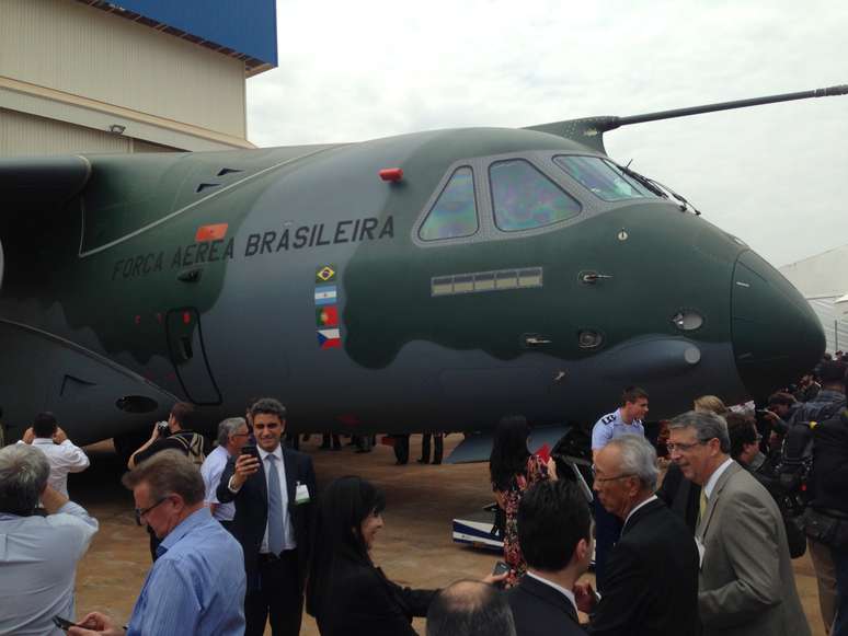A Embraer revelou nesta terça-feira, em Galvão Peixoto, o KC-390, maior avião já desenvolvido no Brasil