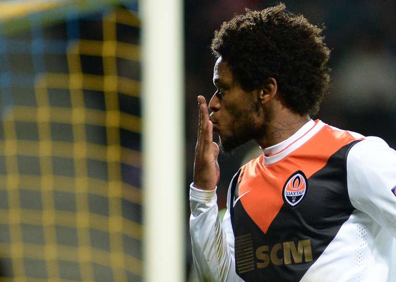 <p>Torcida insultou Luiz Adriano quando mandou beijinho para filha</p>