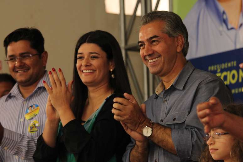 Reinaldo Azambuja e sua vice, Rose Modesto, em ato de campanha