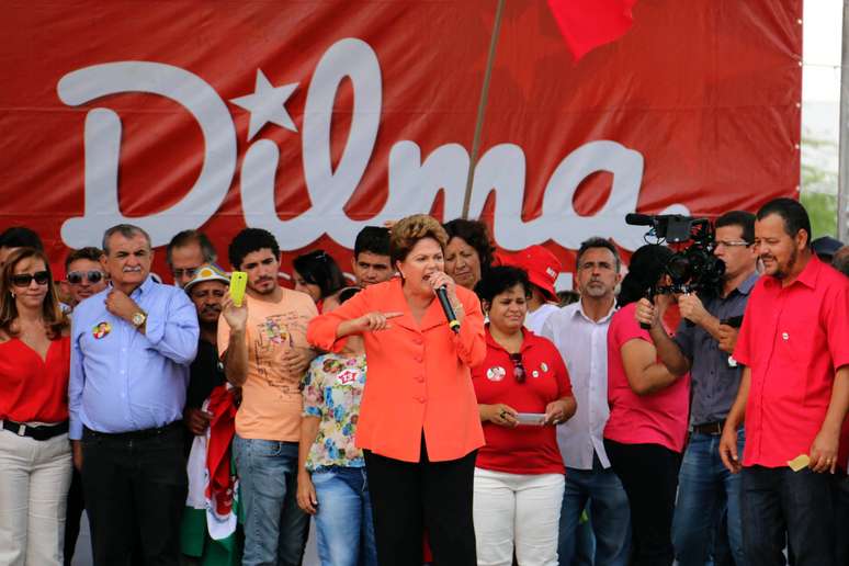 Em Pernambuco, Dilma também participou de evento na praça da Catedral, em Petrolina, para receber apoio dos movimentos sindicais do Nordeste