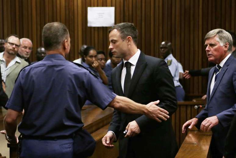 <p>Pistorius é levado para uma cela do tribunal após ouvir sua sentença</p>