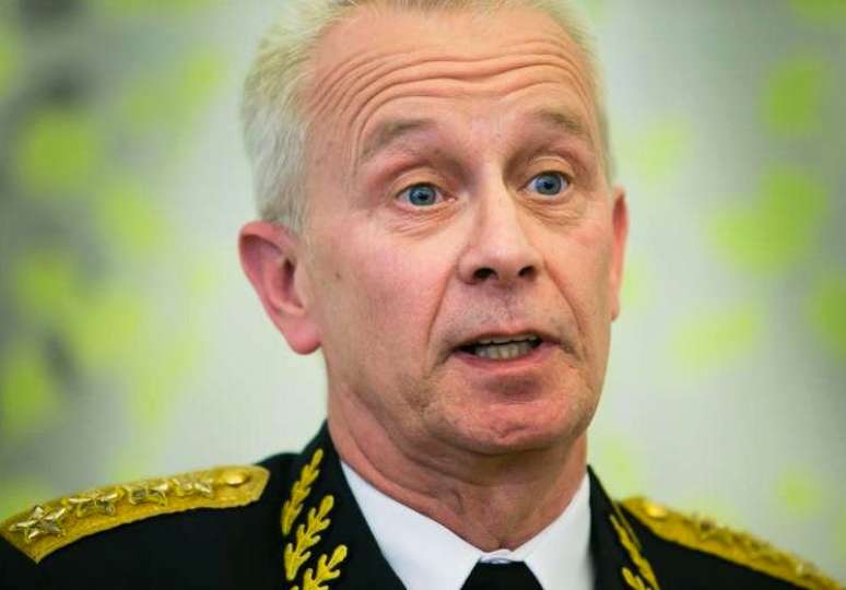 O comandante apontou que a Suécia e as Forças Armadas estão trabalhando na busca pelo minissubmarino