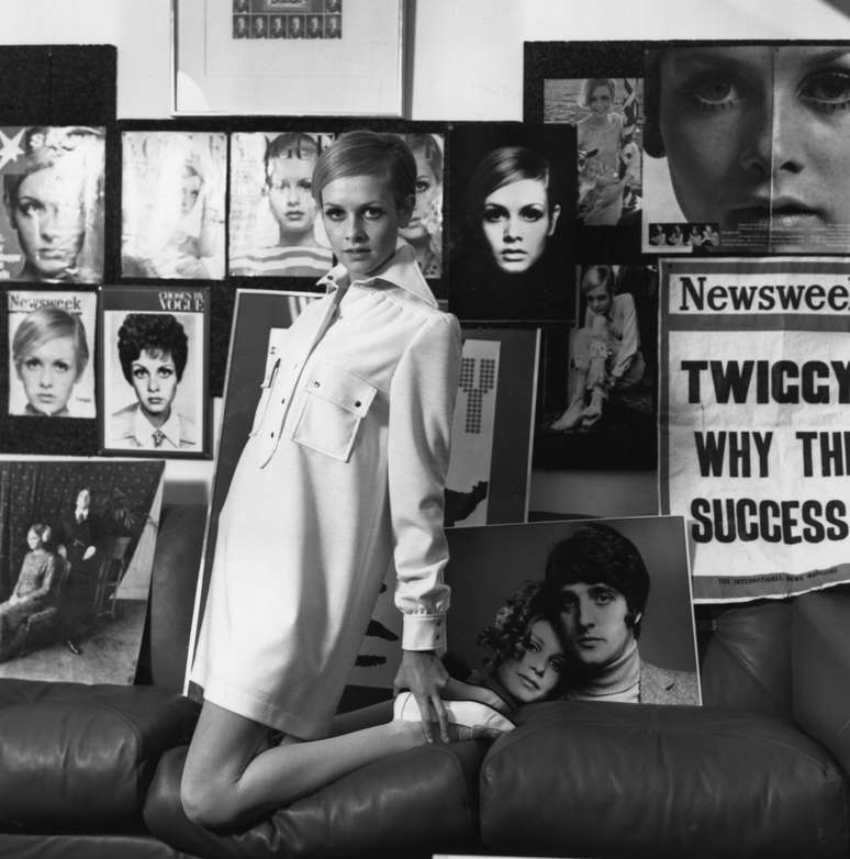 <p>A cantora, modelo e atriz Twiggy usa um dos vários looks total white comuns nos anos 1960</p>