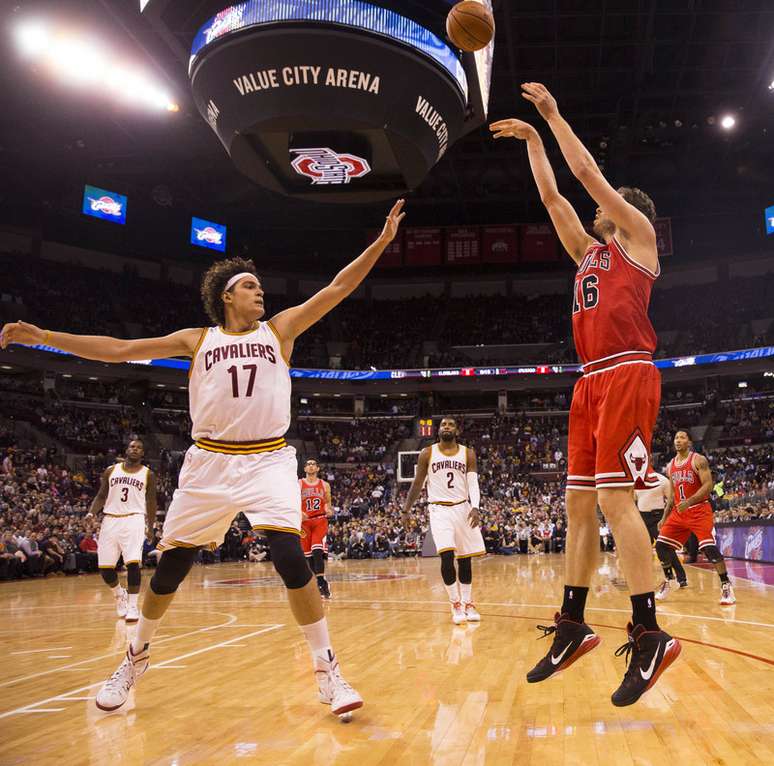 <p>Varej&atilde;o estendeu seu contrato por tr&ecirc;s temporadas com os Cavs</p>