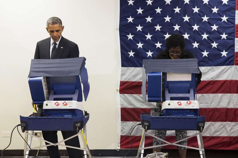 <p>Barack Obama, &agrave; esquerda, vota antecipadamente nas elei&ccedil;&otilde;es para o Congresso de 2014 -&nbsp;em Chicago, no dia 20 de outubro</p>