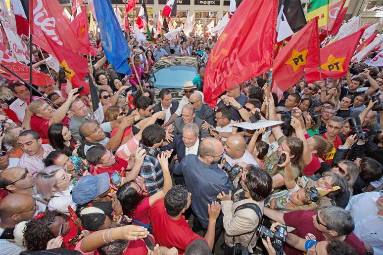 Centenas de militantes do PT foram às ruas de Porto Alegre