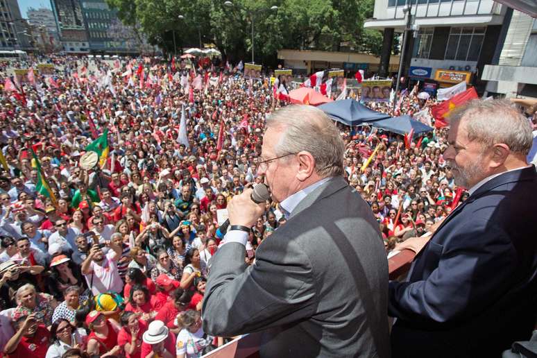 Ex-presidente pediu vitória de Dilma e Tarso Genro como presente de aniversário de 69 anos