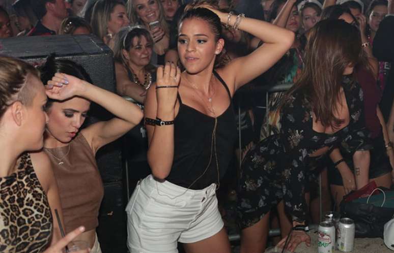 Vídeo de Bruna Marquezine requebrando em baile funk bomba na internet.