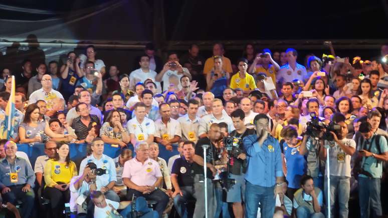 Em comício em Goiânia, Aécio Neves, candidato do PSDB à Presidência, falou sobre libertar o País e criticou o tom da campanha da adversária, Dilma Rousseff (PT)