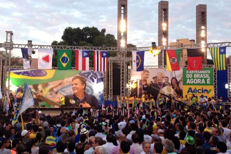 Comício de campanha do candidato à presidente do Brasil pelo PSDB, Aécio Neves, na Praça da Estação em Belo Horizonte (MG), nesta quarta-feira (22)