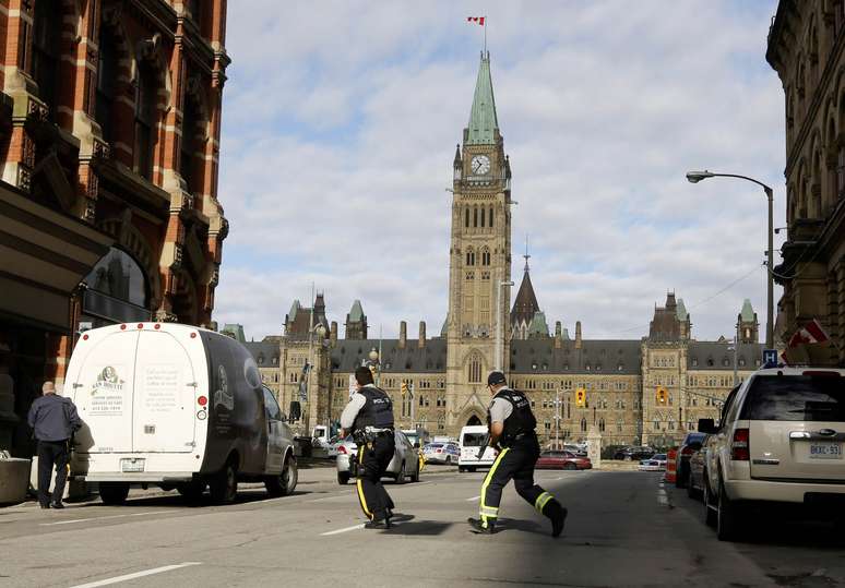 <p>Após atingir o soldado, o criminoso entrou no Parliament Hill, o complexo do parlamento, onde fez outros disparos</p>