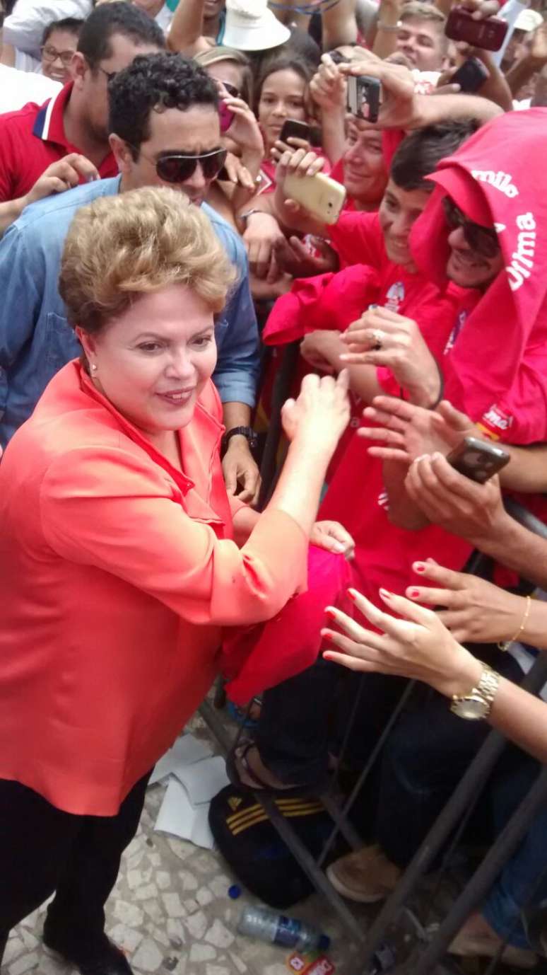 Em Petrolina, Dilma desceu do palco para cumprimentar eleitores