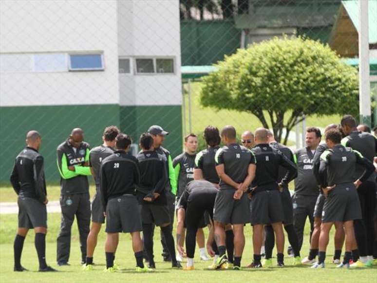 <p>Lanterna, t&eacute;cnico Marquinhos Santos pede que atletas experientes chamem a &quot;responsabilidade&quot; para evitar queda</p>