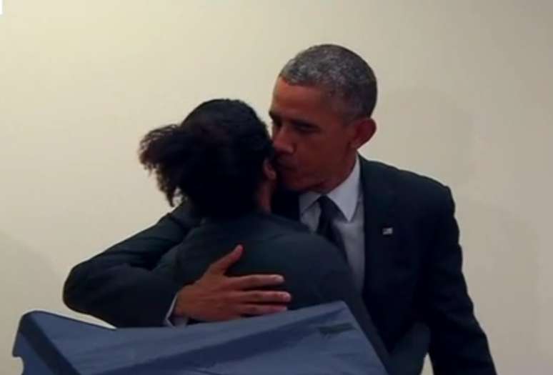 <p>Obama,&nbsp;no final, abra&ccedil;ou e deu um beijo na eleitora</p>