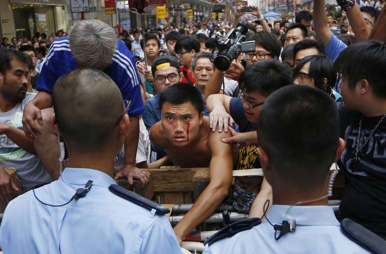 <p>Os confrontos no bairro de Mong Kok aconteceram durante toda a tarde desta quarta-feira</p>