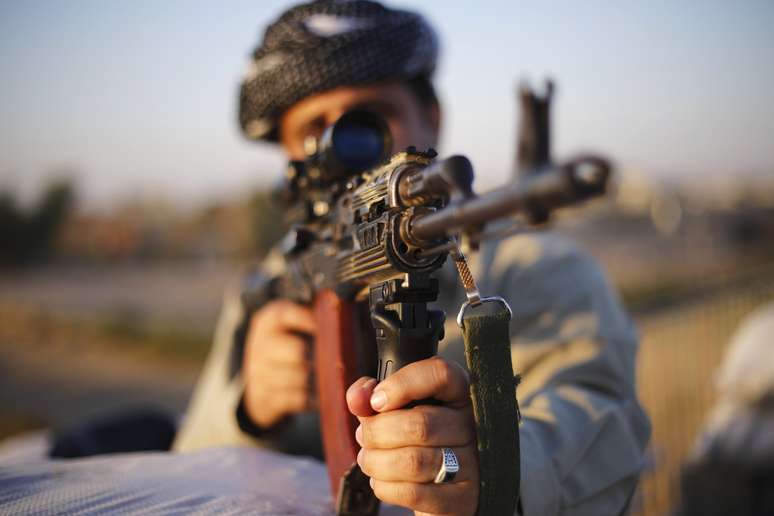 <p>Combatente curdo peshmerga na linha de frente em Gwar, no norte do Iraque, em 23 de setembro</p>