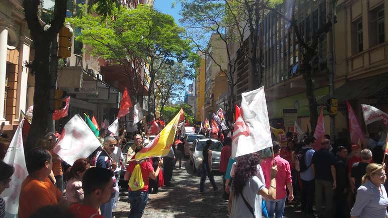 <p>Um verdadeiro 'corredor polonês' foi criado pelos militantes antes do debate</p>