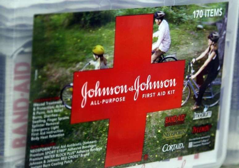 <p>Kit de primeiros-socorros da Johnson & Johnson em loja de Westminster, Colorado, nos EUA</p>